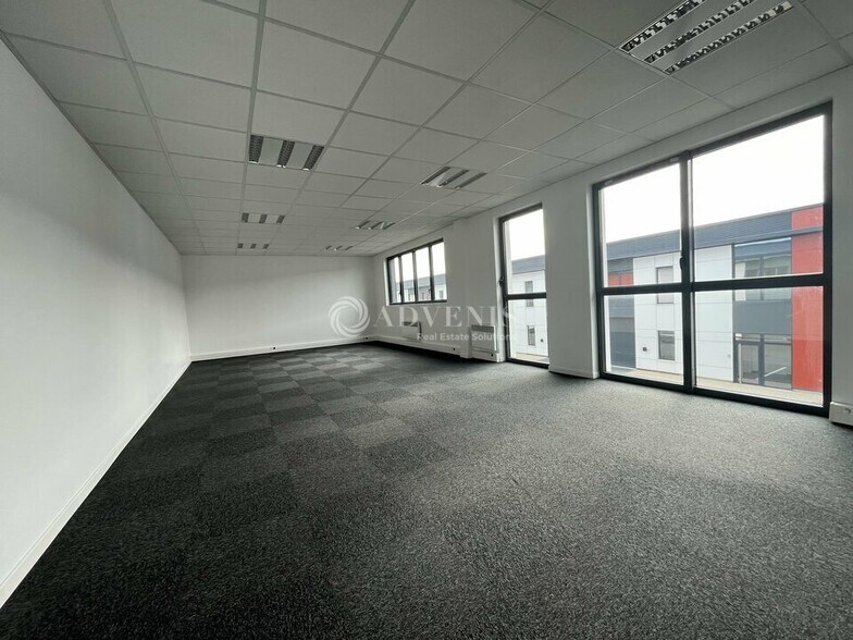 Light Industrial in Lieusaint to rent - Interior Photo - Image 3 of 7