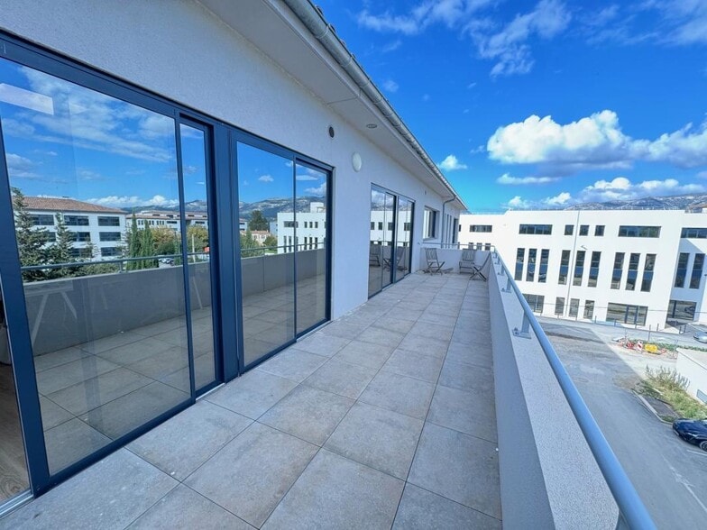 Office in Aubagne to rent - Building Photo - Image 3 of 3