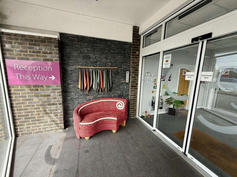 Crow Arch Ln, Ringwood to rent - Building Photo - Image 3 of 15