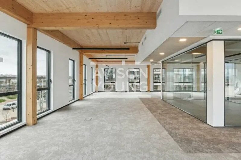 Light Industrial in Nanterre to rent - Interior Photo - Image 2 of 3