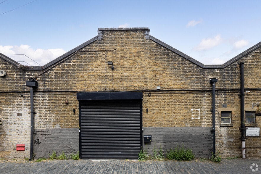 38-40 Upper Clapton Rd, London to rent - Building Photo - Image 2 of 3