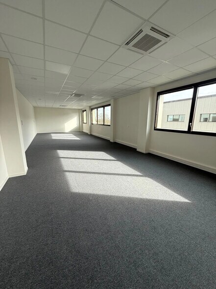 Light Industrial in Osny to rent - Interior Photo - Image 3 of 9