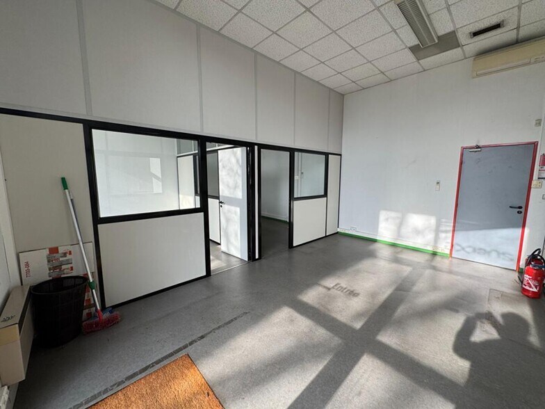 Light Industrial in Labège to rent - Interior Photo - Image 2 of 3