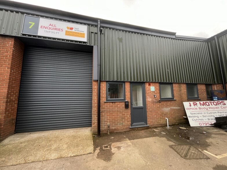 35 Willis Way, Poole to rent - Building Photo - Image 2 of 20