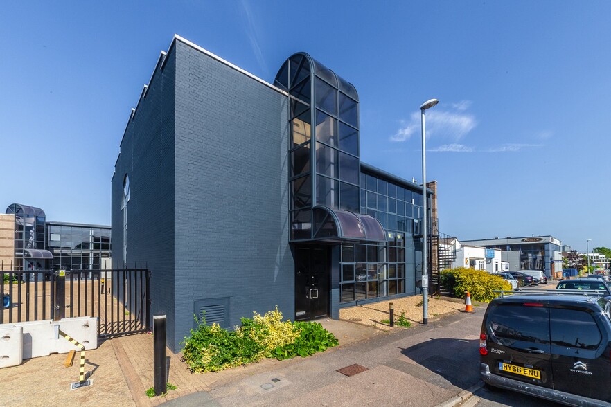 Oakcroft Rd, Chessington to rent - Building Photo - Image 3 of 3