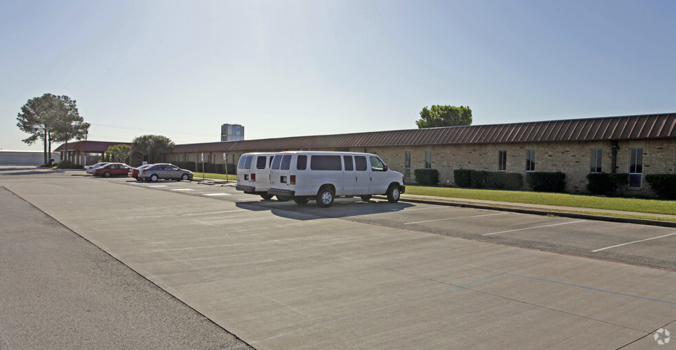 2219 W Euless Blvd, Euless, TX for rent - Building Photo - Image 3 of 33