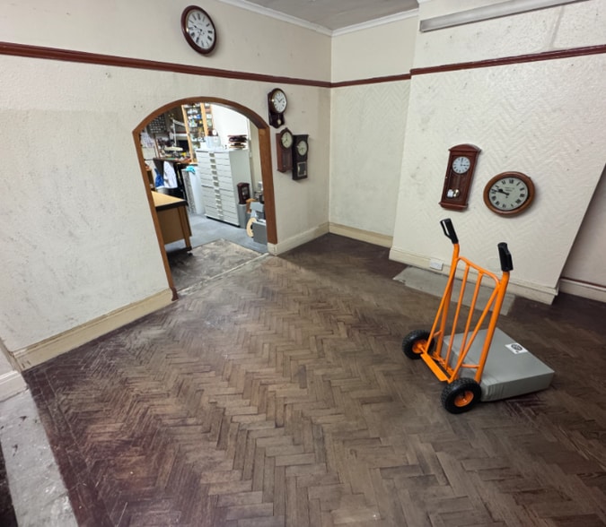 128 Station Rd, Llanelli for sale - Interior Photo - Image 2 of 5