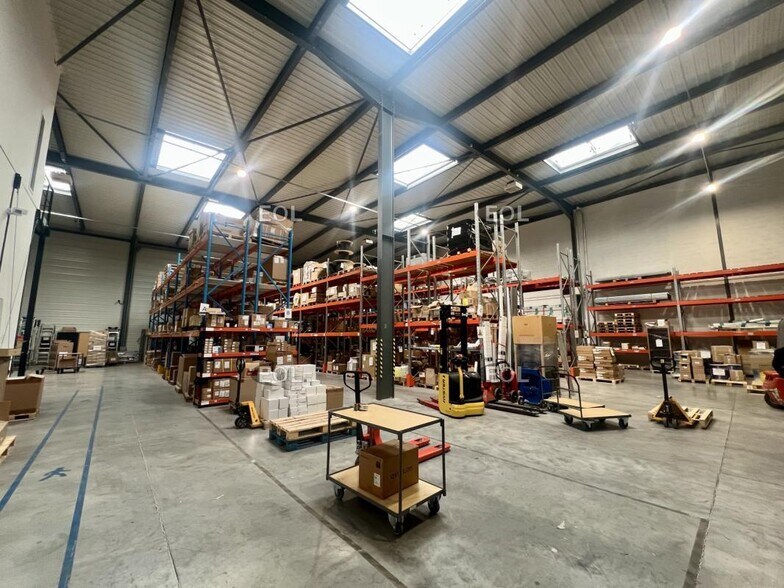 Industrial in Roissy-en-France to rent - Building Photo - Image 2 of 11