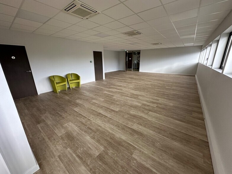 Office in Rillieux-la-Pape to rent - Building Photo - Image 3 of 12