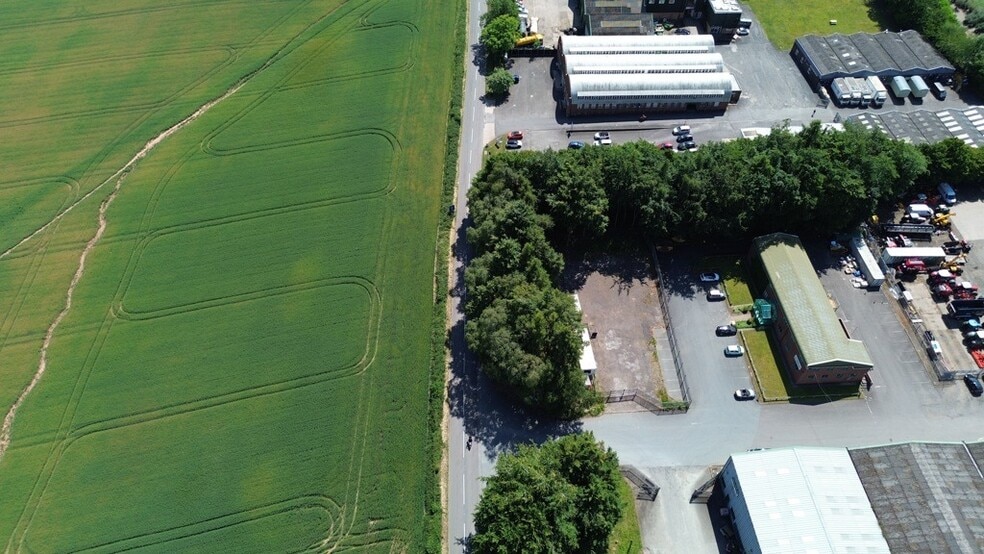 12-14 Berrow Green Rd, Martley to rent - Aerial - Image 2 of 7