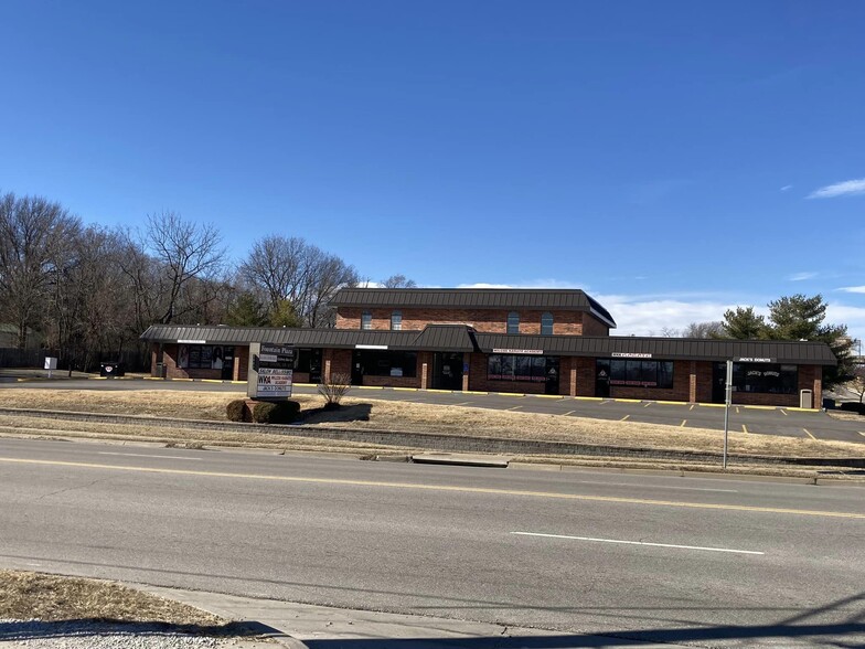 2400 S Lee's Summit Rd, Independence, MO for rent - Building Photo - Image 2 of 18