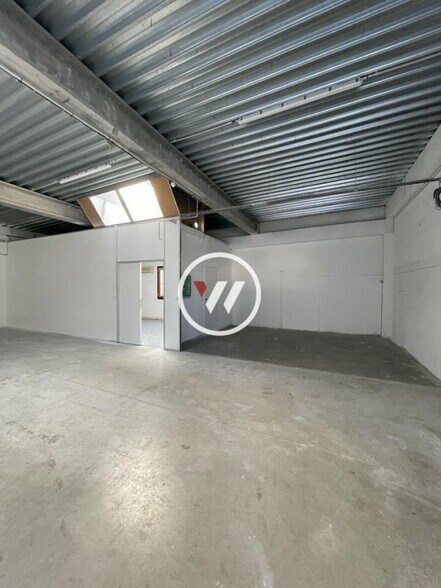 Light Industrial in Aubagne to rent - Interior Photo - Image 2 of 11