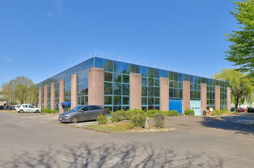 Light Industrial in Villiers-sur-Marne to rent - Building Photo - Image 2 of 8