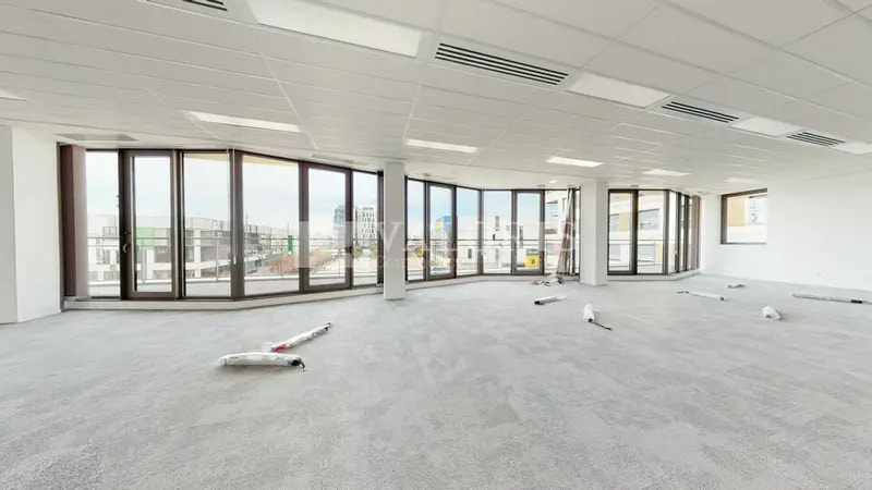Office in Vénissieux to rent - Building Photo - Image 2 of 11