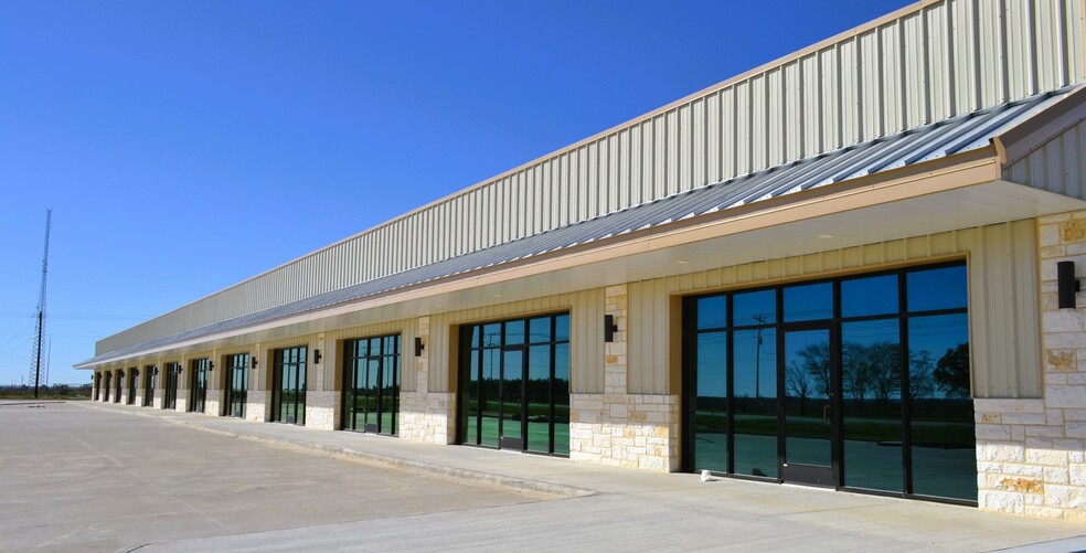 FM 775, Floresville, TX for rent - Building Photo - Image 1 of 4