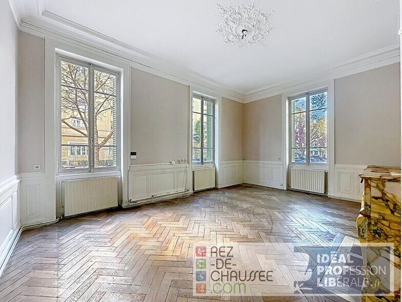 Office in Lyon for sale - Interior Photo - Image 1 of 6