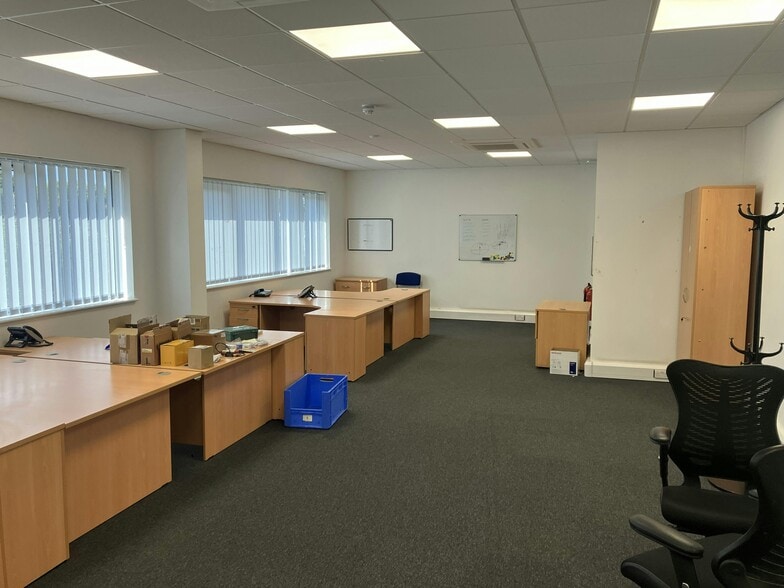 Hanworth Ln, Chertsey to rent - Building Photo - Image 3 of 9