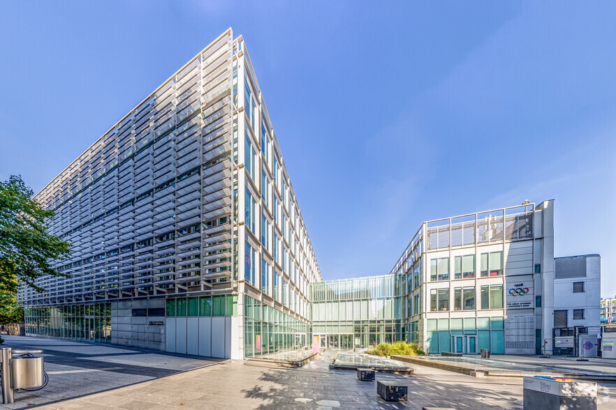 Wood Ln, London to rent - Building Photo - Image 2 of 12