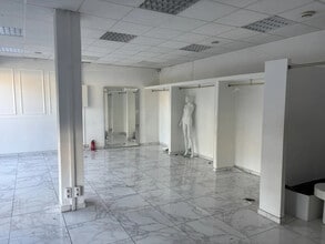 Retail in Décines-Charpieu to rent Interior Photo- Image 2 of 3