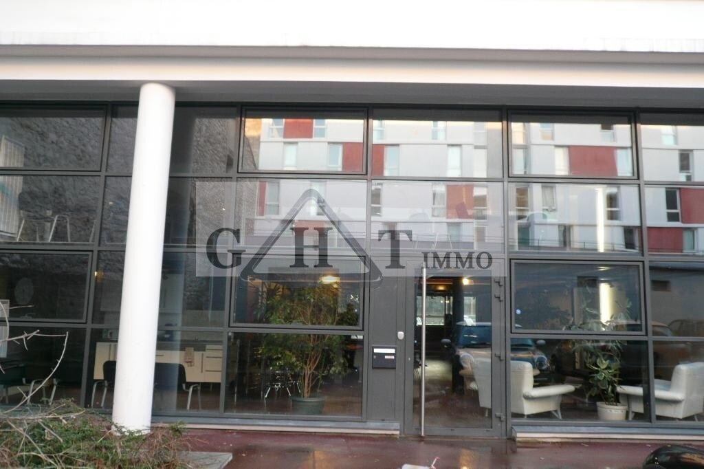 Office in Ivry-sur-Seine to rent Building Photo- Image 1 of 12