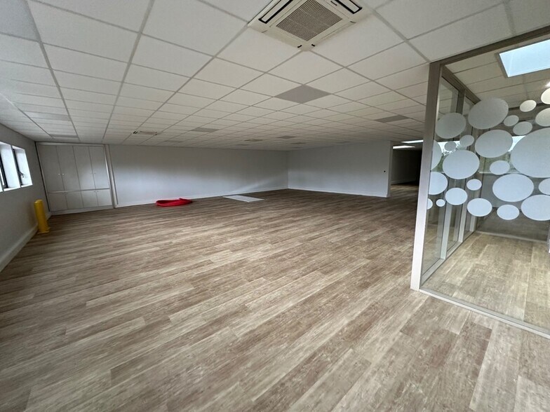 Office in Rillieux-la-Pape to rent - Building Photo - Image 2 of 12