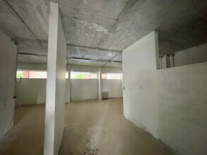 Retail in Achères to rent Interior Photo- Image 2 of 5