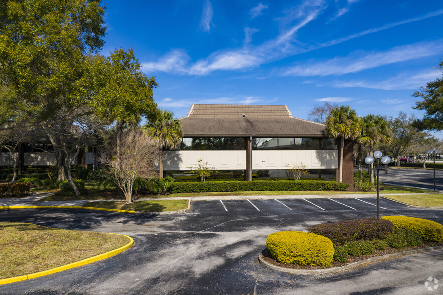 2805 W Busch Blvd, Tampa, FL for rent - Building Photo - Image 3 of 5