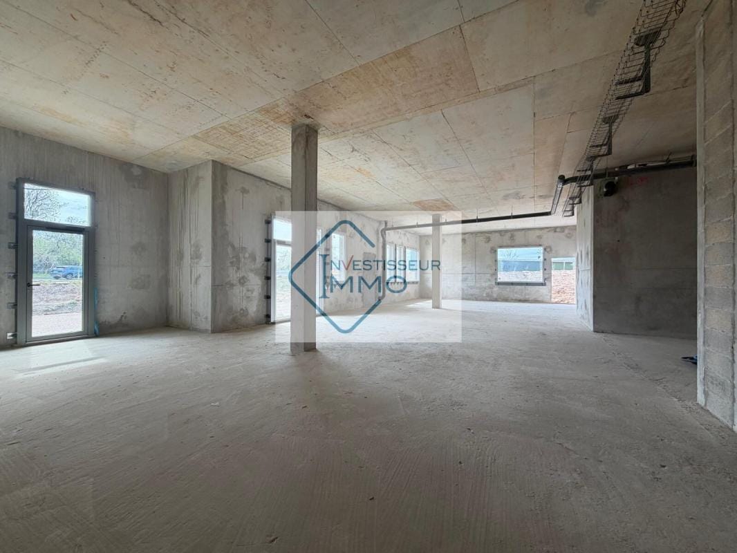 Retail in Serris to rent Interior Photo- Image 1 of 5