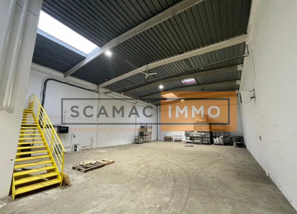 Location Entrepôt 322 m² - Photo 1