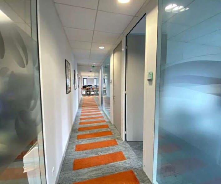 300 Allée Des Hêtres, Limonest to rent - Interior Photo - Image 3 of 9