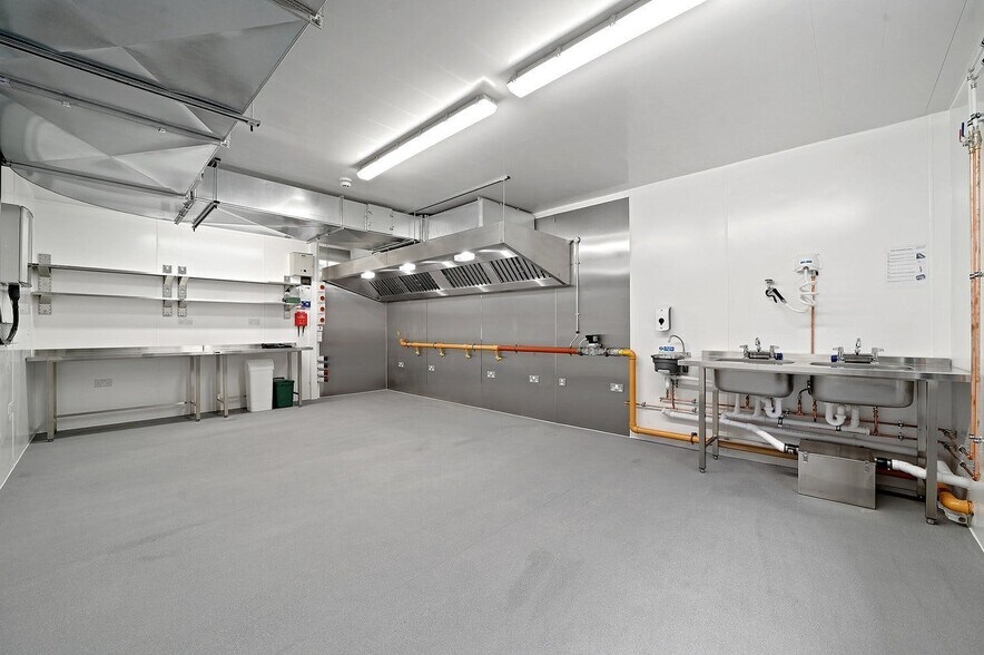 110-118 Markfield Rd, London to rent - Building Photo - Image 1 of 5