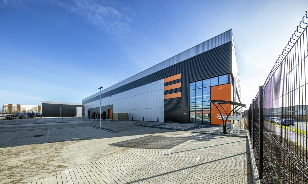 Sallow Rd, Corby to rent - Building Photo - Image 2 of 10