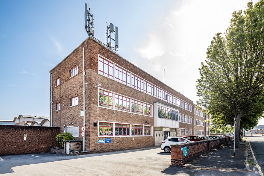 Port Causeway, Wirral to rent - Building Photo - Image 2 of 5