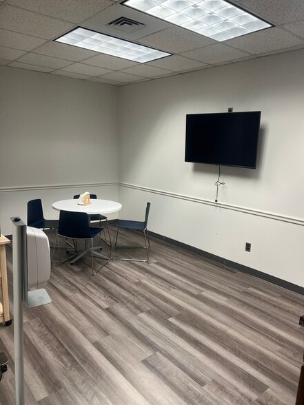 55 Harristown Rd, Glen Rock, NJ to rent - Interior Photo - Image 2 of 9