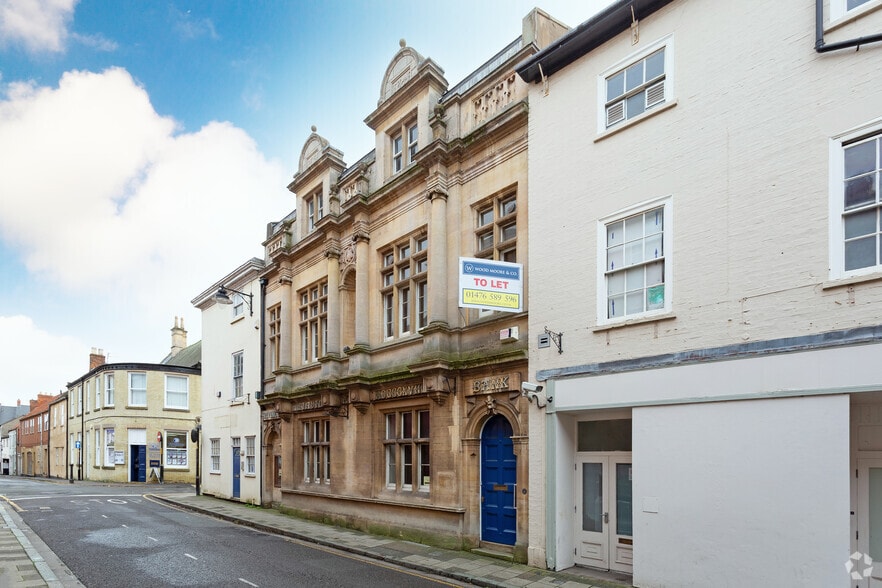 14 Finkin St, Grantham to rent - Building Photo - Image 2 of 4