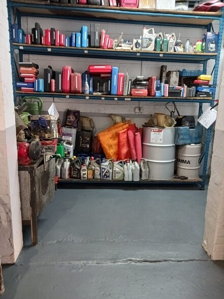 Overthorpe Road, Dewsbury for sale - Interior Photo - Image 2 of 10