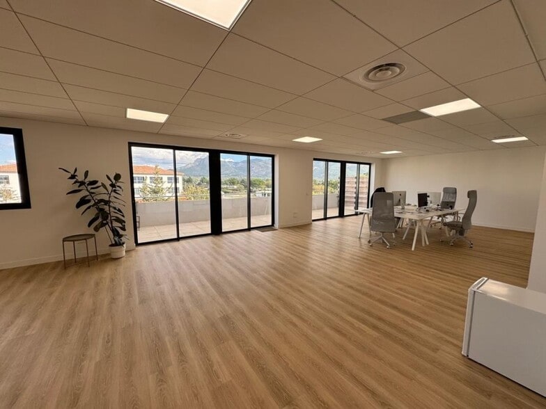 Office in Aubagne to rent - Interior Photo - Image 1 of 3