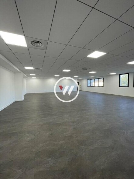 Office in Aubagne to rent - Building Photo - Image 3 of 9