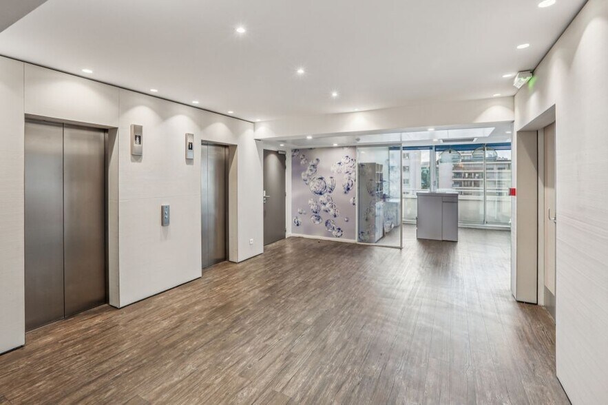 70 Rue Rivay, Levallois-Perret to rent - Lobby - Image 3 of 9