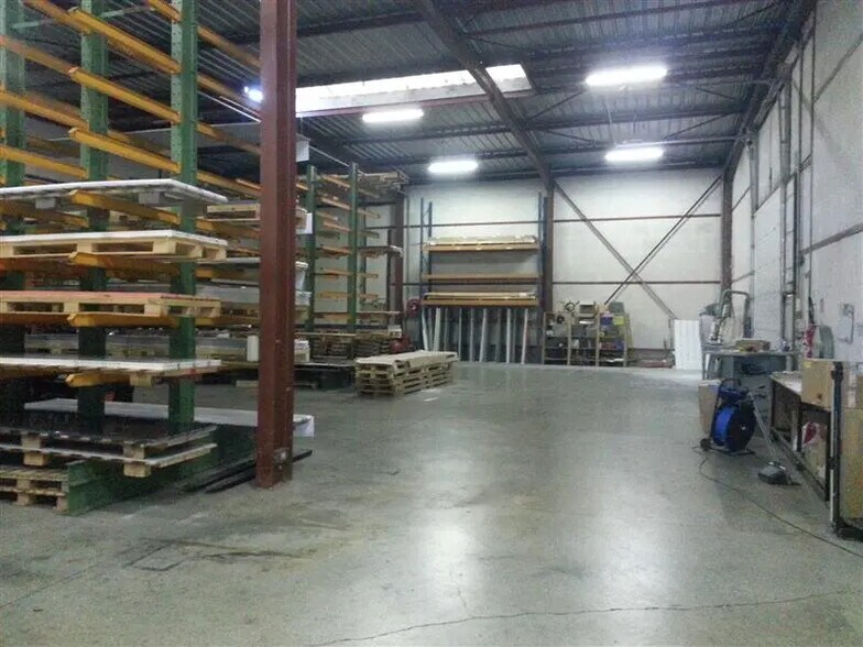 Light Industrial in Villepinte to rent - Interior Photo - Image 1 of 4