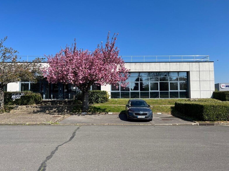 4 Rue René Razel, Saclay to rent - Building Photo - Image 2 of 7