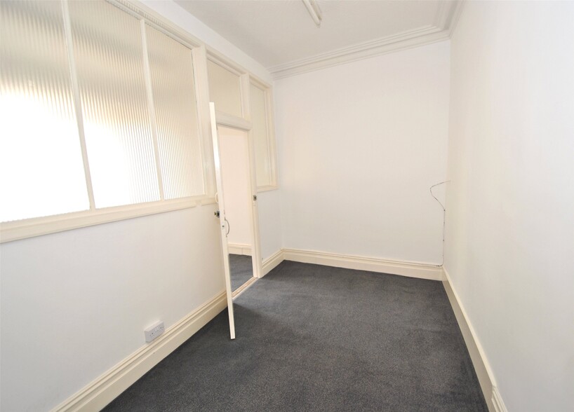 73-74 Boutport St, Barnstaple for rent - Interior Photo - Image 2 of 4