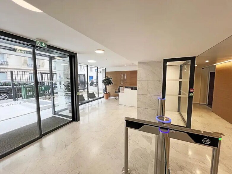 27-29 Rue Des Poissonniers, Neuilly-sur-Seine to rent - Lobby - Image 2 of 8