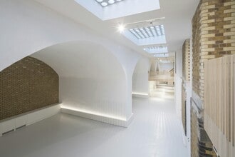 22 Vine Hl, London to rent Interior Photo- Image 2 of 3