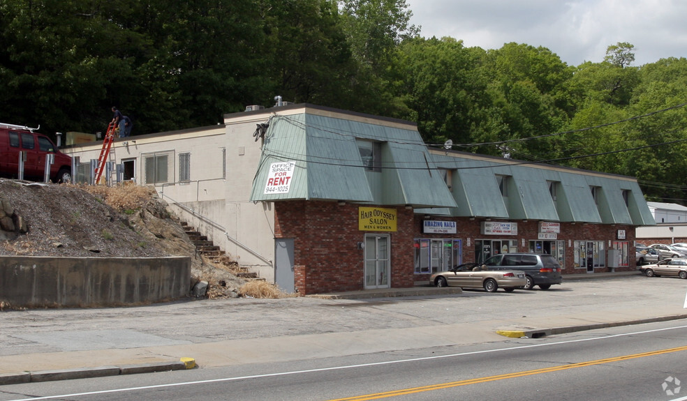 1031 Plainfield St, Johnston, RI for rent - Building Photo - Image 3 of 17