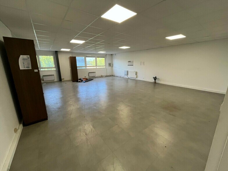 Light Industrial in Quincy-Voisins to rent - Interior Photo - Image 2 of 5