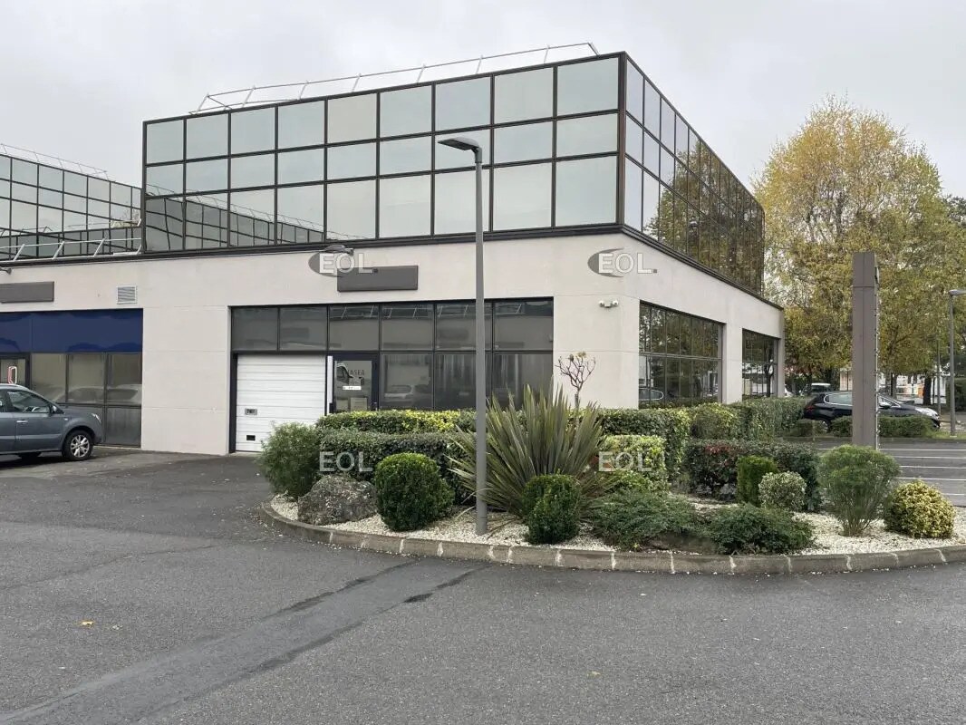 Light Industrial in Cergy to rent Building Photo- Image 1 of 12