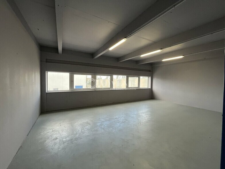 Light Industrial in Trappes to rent - Interior Photo - Image 3 of 6
