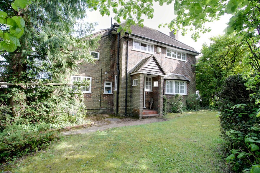6 Paddockhall Rd, Haywards Heath to rent - Building Photo - Image 1 of 2