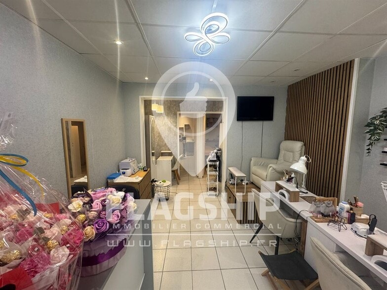 Retail in Paris to rent - Interior Photo - Image 1 of 9